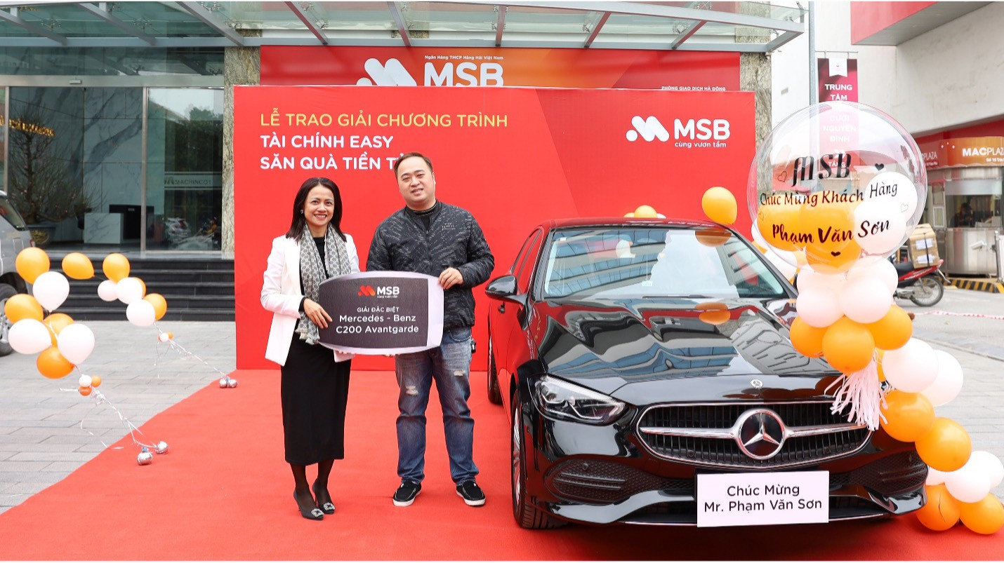 Anh P.V.S là khách hàng may mắn trúng giải thưởng ô tô Mercedes C200