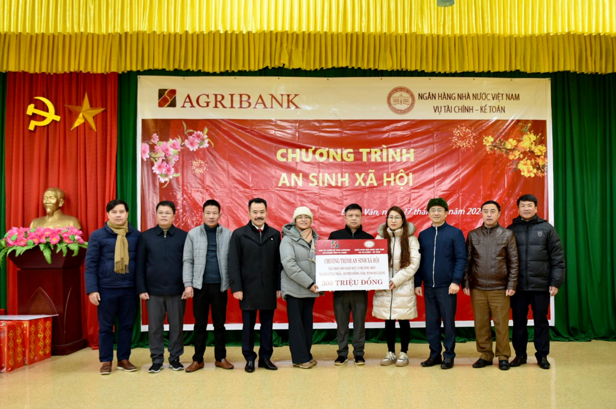 Đoàn công tác Ban Tài chính kế toán Agribank và Vụ Tài chính kế toán - Ngân hàng Nhà nước Việt Nam trao tặng 300 triệu đồng cho Liên trường xã Lũng Thầu (Trường PTDT nội trú THCS, Tiểu học, Mầm non xã Lũng Thầu).