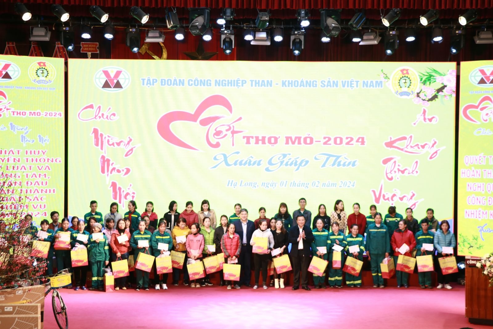 Đ/c Nguyễn Xuân Thắng, Uỷ viên Bộ Chính trị, Giám đốc Học viện Chính trị Quốc gia Hồ Chí Minh, Chủ tịch HĐLL Trung ương tặng quà Tết cho CNLĐ vùng Hạ Long