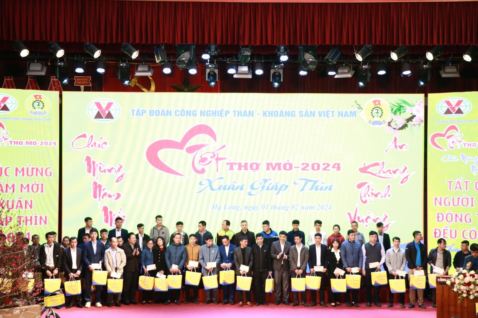 1683: Đ/c Vũ Hồng Thanh, Uỷ viên Trung ương Đảng, Chủ nhiệm Uỷ ban Kinh tế của Quốc hội và Đ/c Nguyễn Hoàng Anh, Uỷ viên Trung ương Đảng, Chủ tịch Uỷ ban QLVNN tại doanh nghiệp tặng quà Tết quà Tết cho CNLĐ vùng Hạ Long