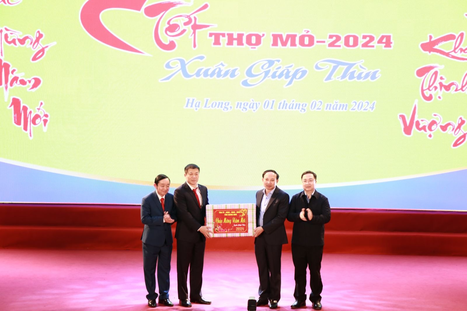 1698: Đ/c Nguyễn Xuân Ký, Uỷ viên Trung ương Đảng, Bí thư Tỉnh uỷ, Chủ tịch HĐND tỉnh và lãnh đạo tỉnh Quảng Ninh tặng quà Tết cho cán bộ, CNLĐ Công ty CP Than Núi Béo