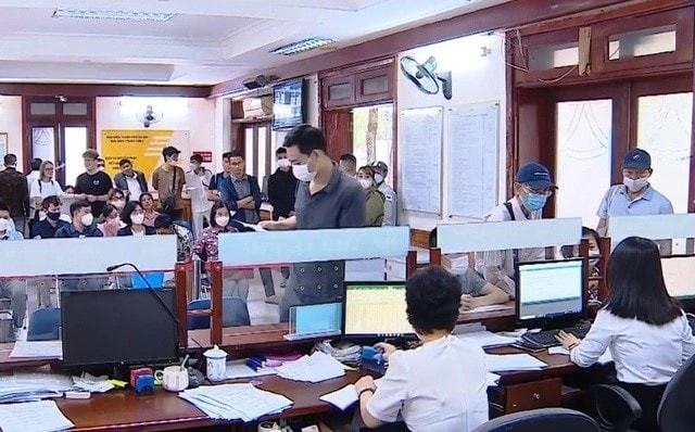 Lượng người tới Sở Tư pháp Hà Nội xác minh lý lịch tư pháp tăng đột biến. Nguồn: VTV
