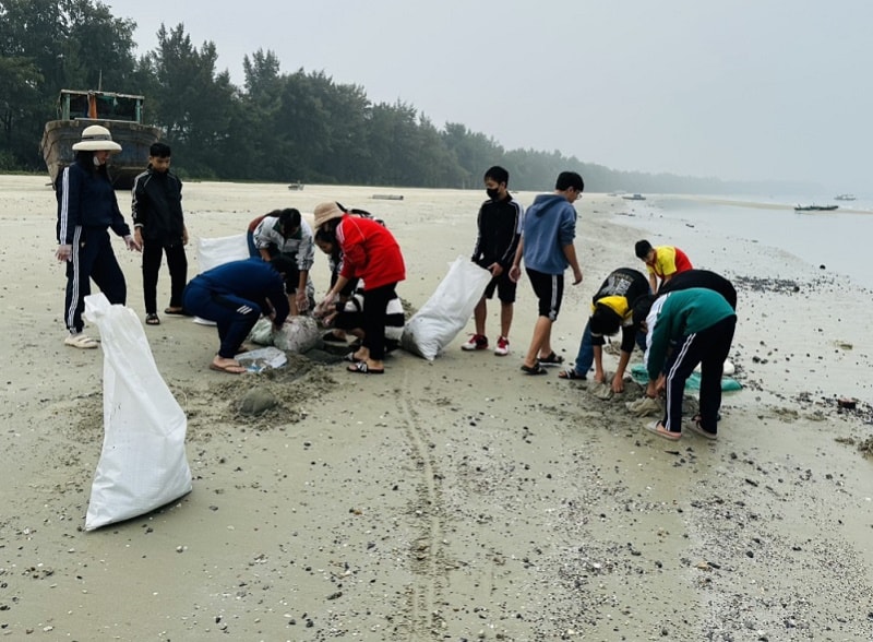 Du khách trải nghiệm dọn rác trên bãi biển