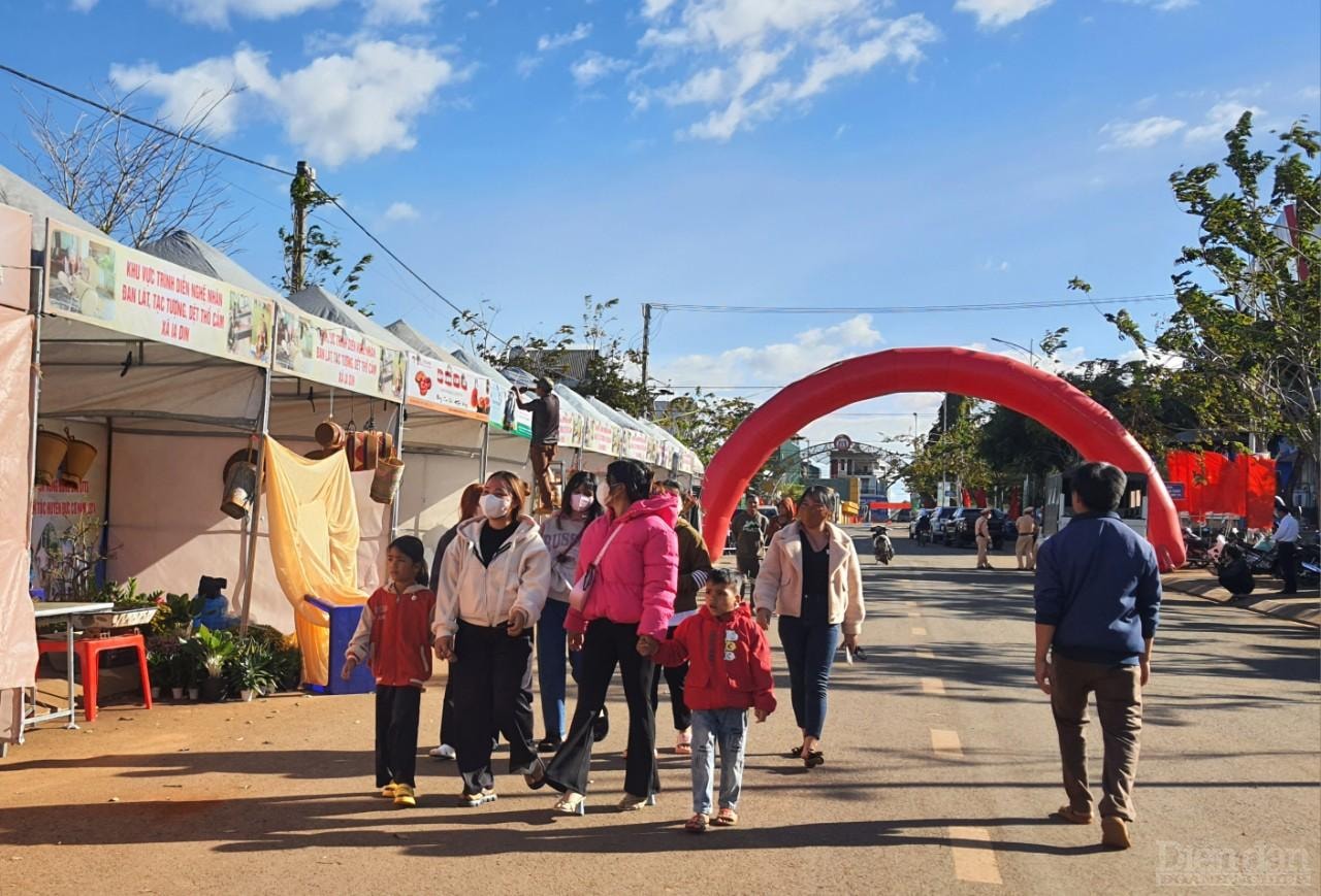Người dân giảm bớt thời gian tìm kiếm và giao dịch hàng hoá khi thương mại điện tử phát triển