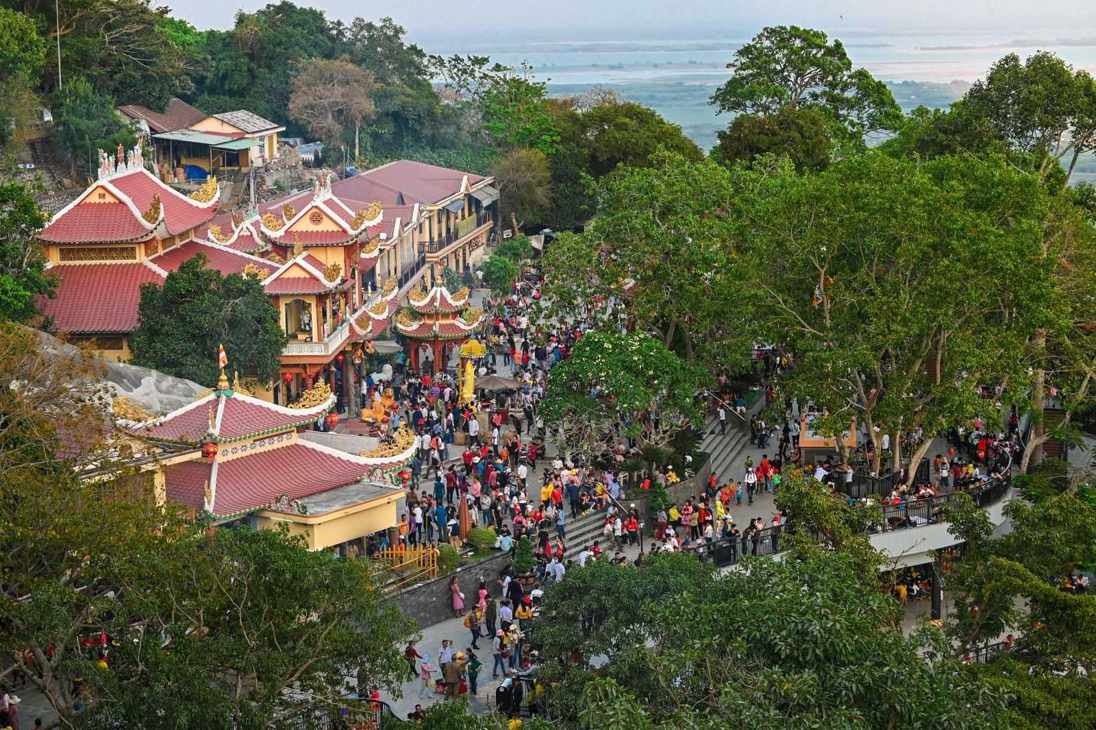 Hệ thống chùa Bà với tuổi đời 300 năm đón hàng ngàn khách hành hương dịp Tết. Ảnh: Sun World Ba Den Mountain