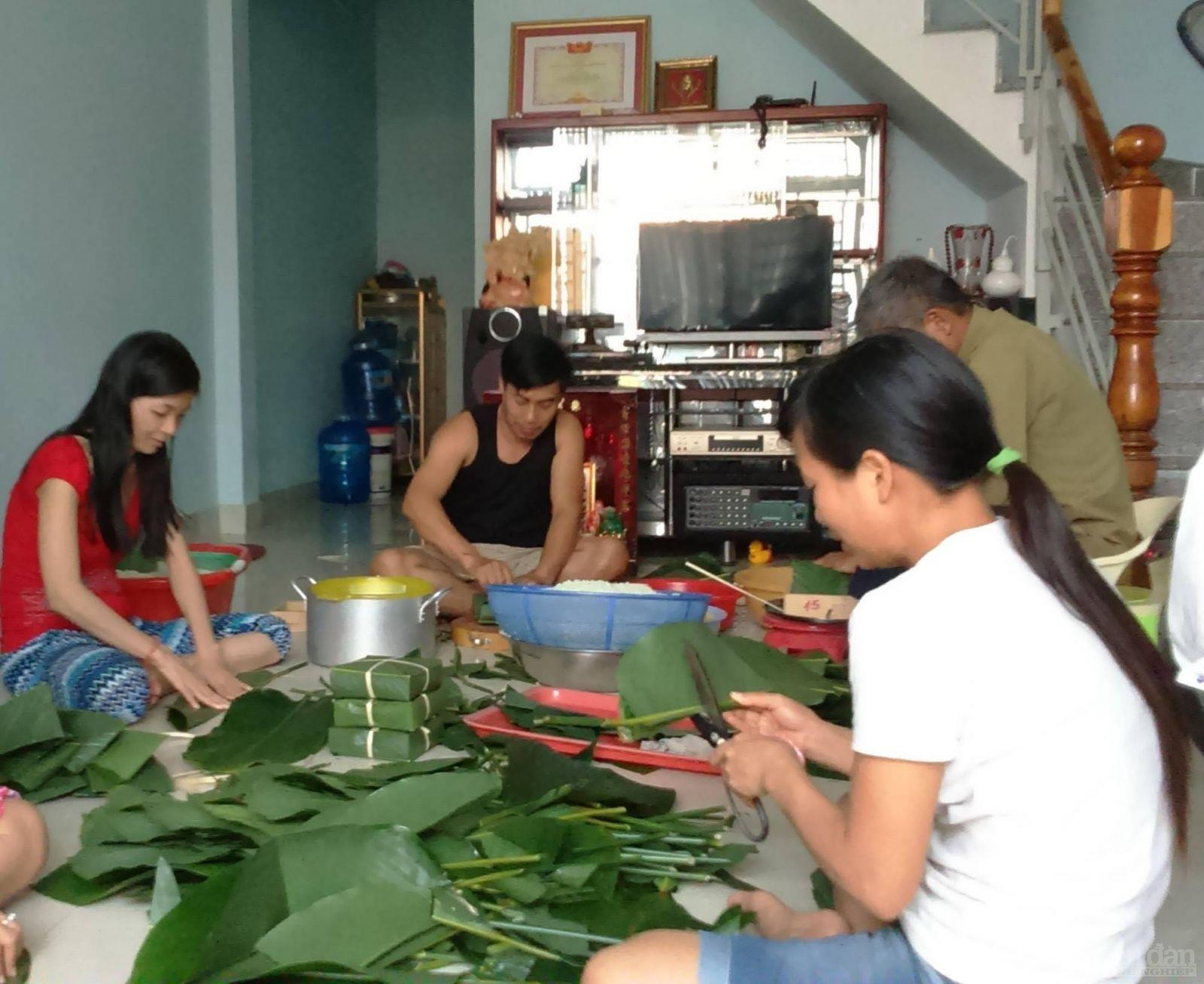 Bà con trong khu phố nơi tôi sống hàng năm vẫn tập trung gói bánh chưng để đón Tết - Ảnh: Đình Đại.