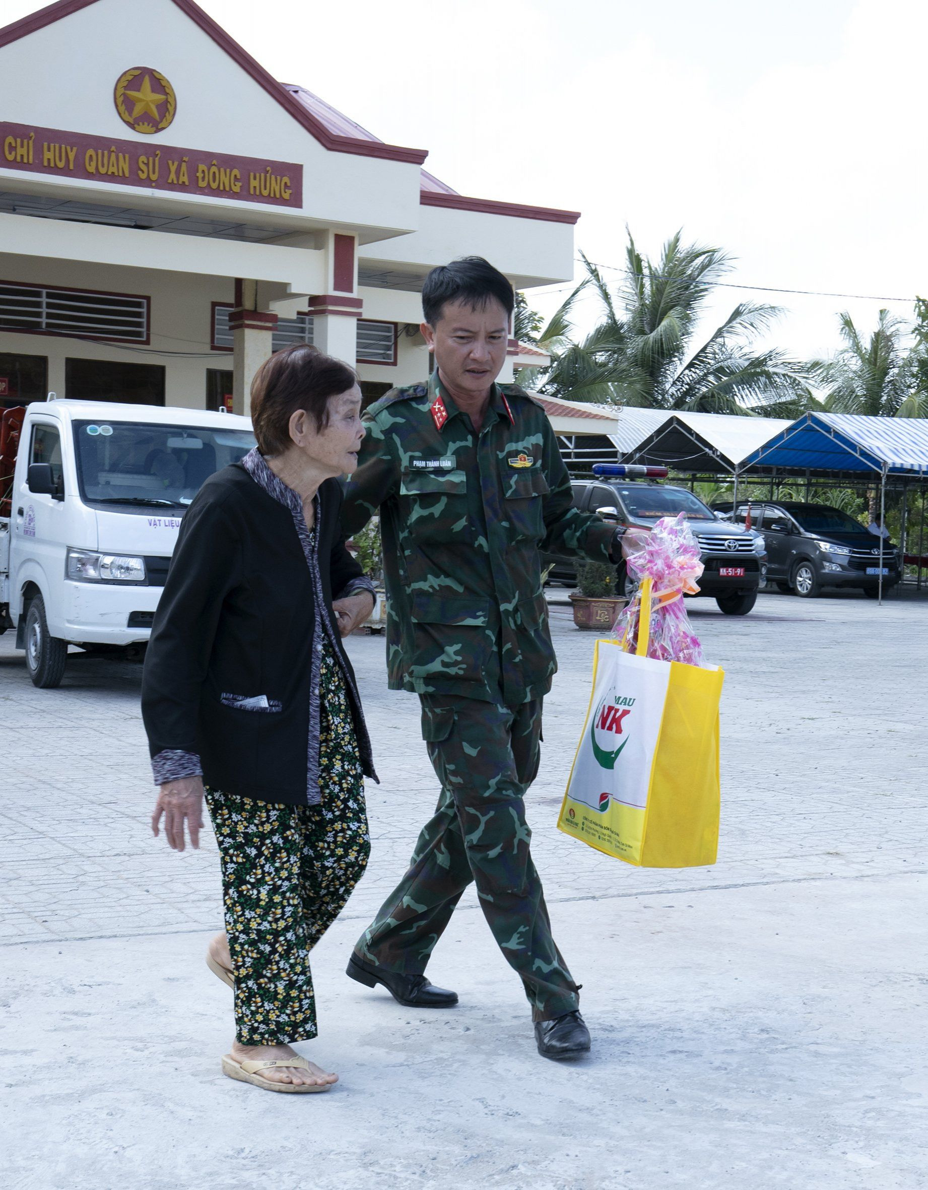 Cán bộ chiến sỹ tận tình trao những phần quà đến bà con