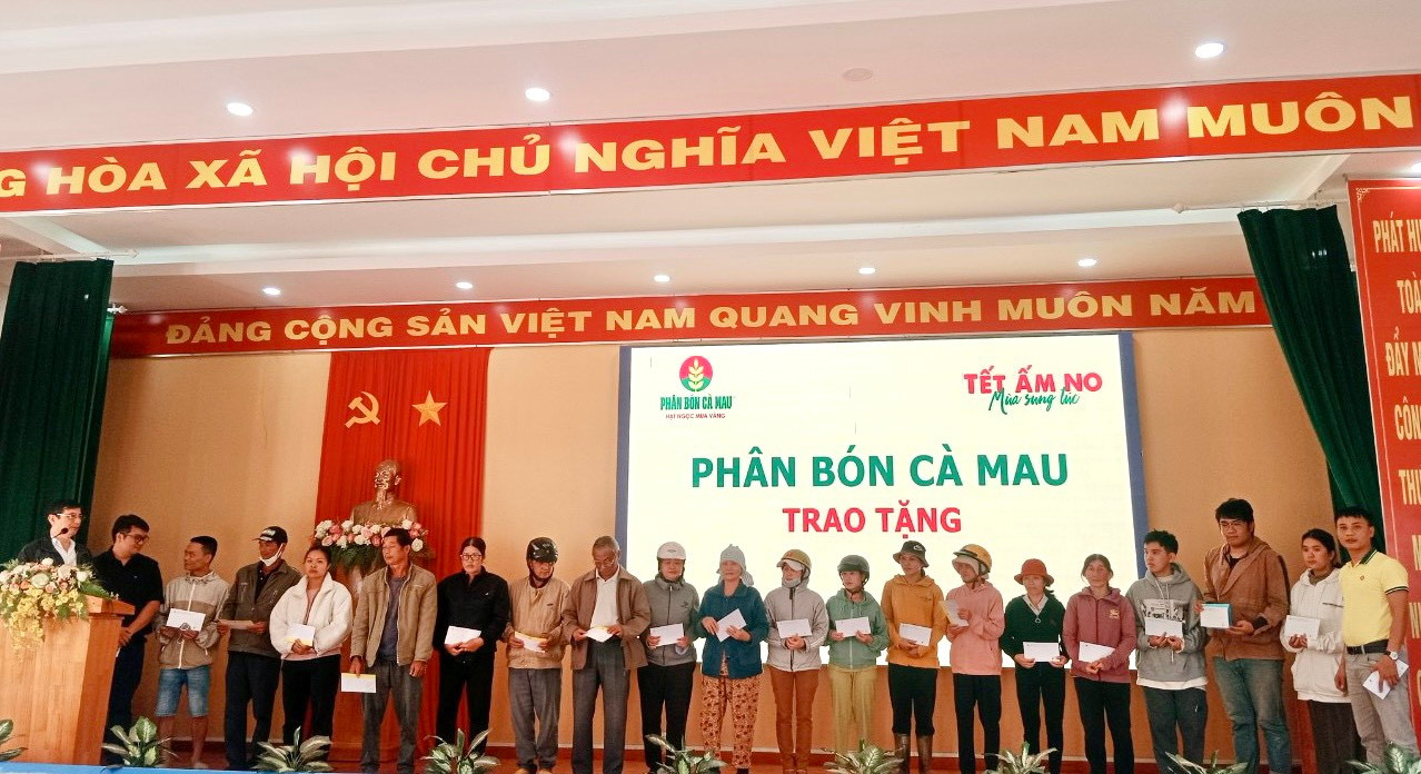 Phân Bón Cà Mau trao những phần quà đến bà con nghèo tại Đức Trọng Lâm Đồng