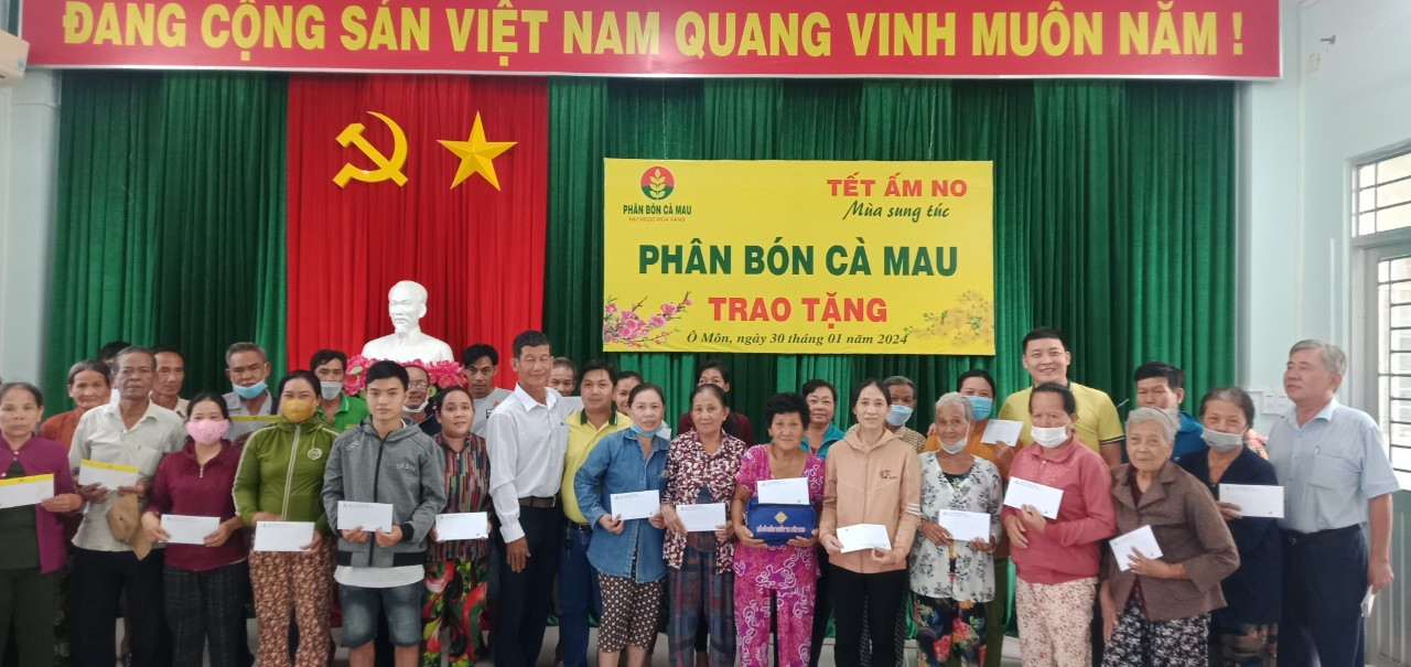 Phân Bón Cà Mau trao quà đến bà con nghèo quận Ô Môn, Cần Thơ