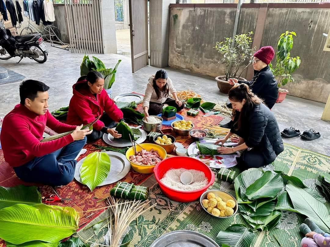 Cả gia đình quây quần gói bánh chưng.