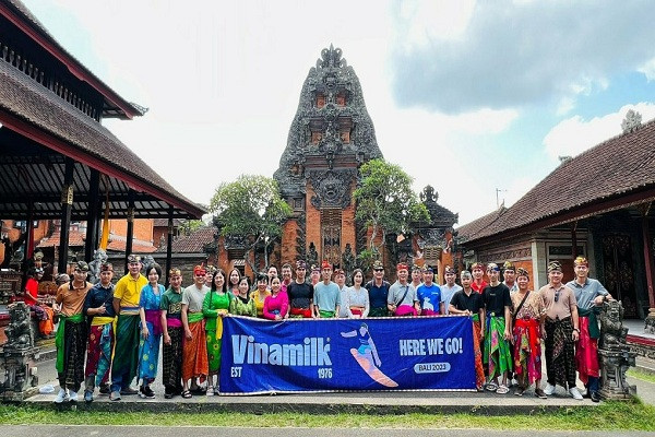 Hơn 1.000 thành viên gắn bó trên 10 năm tại Vinamilk đã tham gia chuyến team building khám phá Bali (Indonesia), Singapore, Phú Quốc trong năm 2023.