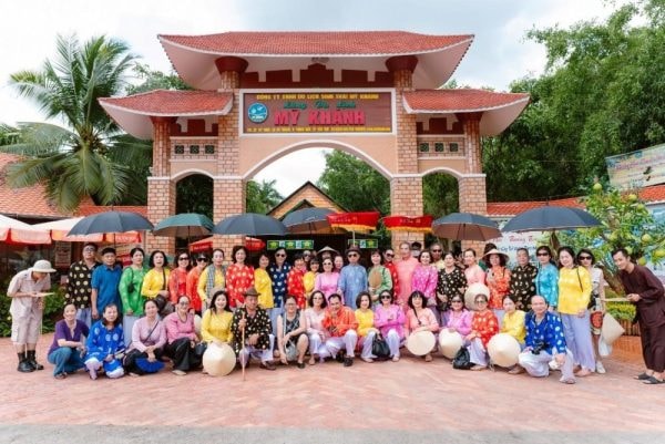 VỀ CẦN THƠ CHƠI TRÒ CHƠI TRƯỢT PHAO KHÔ – THẢM TRƯỢT CẦU VỒNG TRONG DỊP XUÂN GIÁP THÌN 2024  