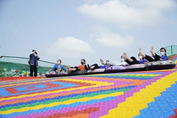 VỀ CẦN THƠ CHƠI TRÒ CHƠI TRƯỢT PHAO KHÔ – THẢM TRƯỢT CẦU VỒNG TRONG DỊP XUÂN GIÁP THÌN 2024  