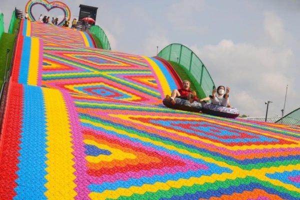 VỀ CẦN THƠ CHƠI TRÒ CHƠI TRƯỢT PHAO KHÔ – THẢM TRƯỢT CẦU VỒNG TRONG DỊP XUÂN GIÁP THÌN 2024  