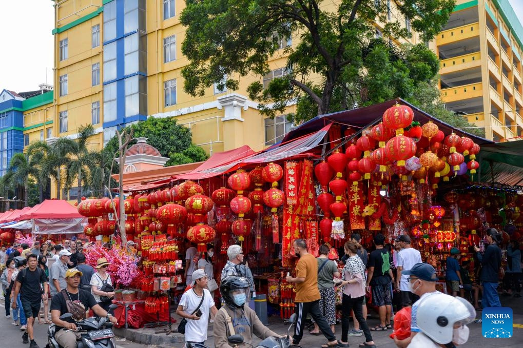 các gian hàng bán đồ trang trí Lễ hội mùa xuân tại Khu phố Tàu ở Jakarta, Indonesia, ngày 4 tháng 2 năm 2024