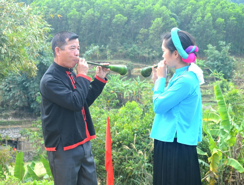 Ngày Tết, nếu ai đó có dịp đi du xuân ở các huyện miền Đông sẽ được dập dìu với bao làn điệu hát Soóng cọ của người Sán Chỉ, hát Then của người Tày, hát Soọng cô của người Sán Dìu và hát Pả dung của người Dao…