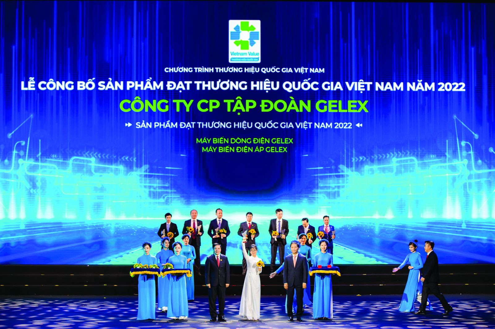 Đại diện GELEX nhận Biểu trưng Thương hiệu Quốc gia Việt Nam năm 2022.