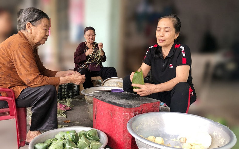 Hàng năm, vào dịp cận Tết Nguyên đán, gia đình bà Nguyễn Thị Mai, xã Nghĩa An (Nam Trực) cùng quây quần gói bánh chưng (Ảnh: Báo Nam Định)