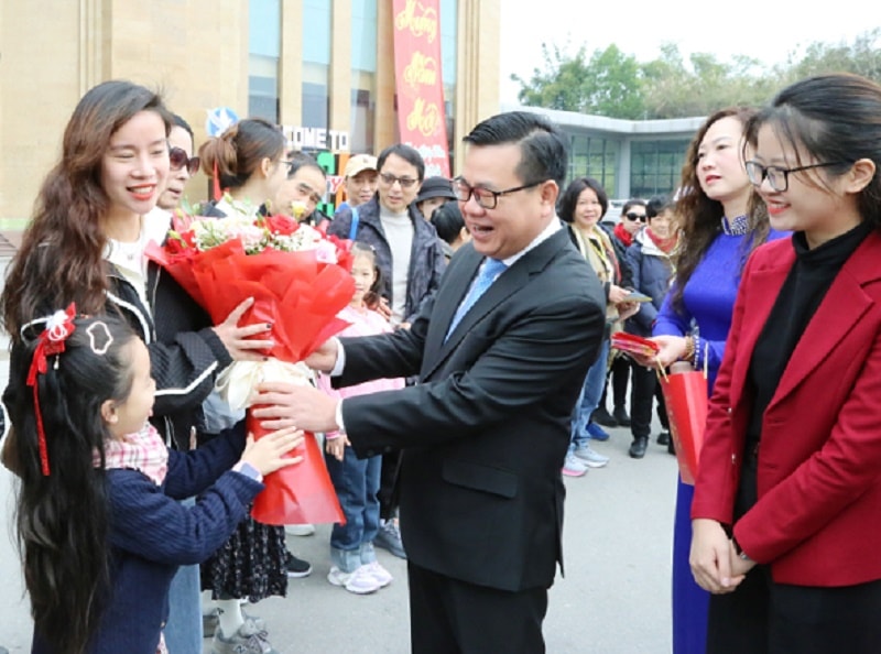 Hoàng Bá Nam, Bí thư Thành ủy Móng Cái tặng hoa chúc mừng những vị khách quốc tế đầu tiên tới 