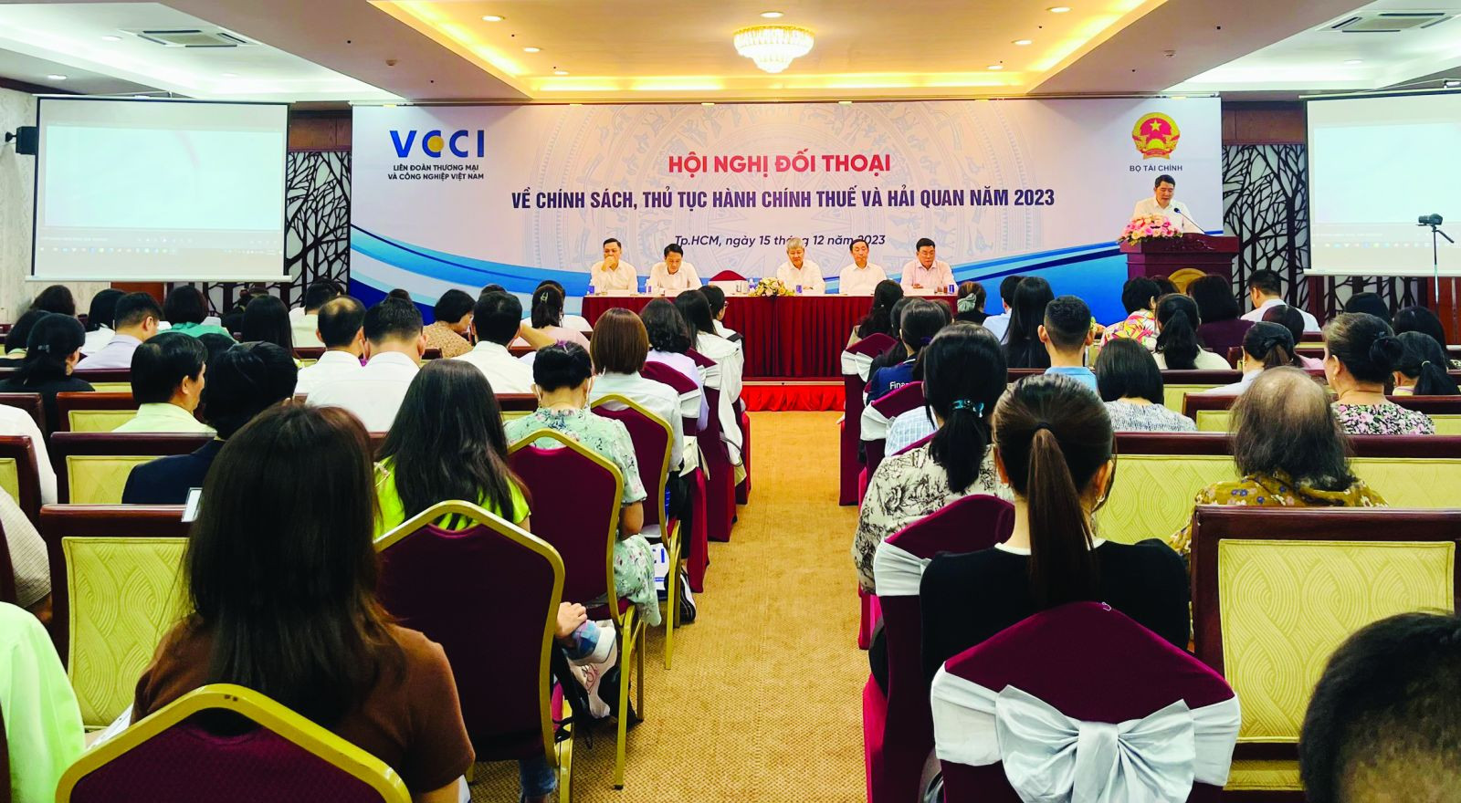 Hội nghị Đối thoại về chính sách, thủ tục hành chính thuế và hải quan năm 2023 do VCCI phối hợp với Bộ Tài chính tổ chức tại TP HCM với sự tham gia của hơn 700 doanh nghiệp, hiệp hội doanh nghiệp phía Nam.