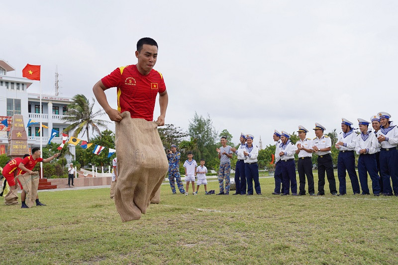 Quân và dân trên các đảo cùng tham gia các trò chơi, tạo không khí vui tươi trong ngày Tết