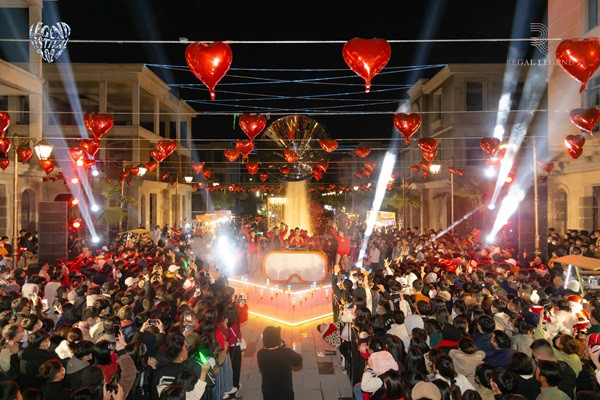 Tuyến phố đi bộ A1 Beach Walk - tiện ích vừa đi vào hoạt động tại Regal Legend đã thu hút hàng chục nghìn lượt khách mỗi đêm. 