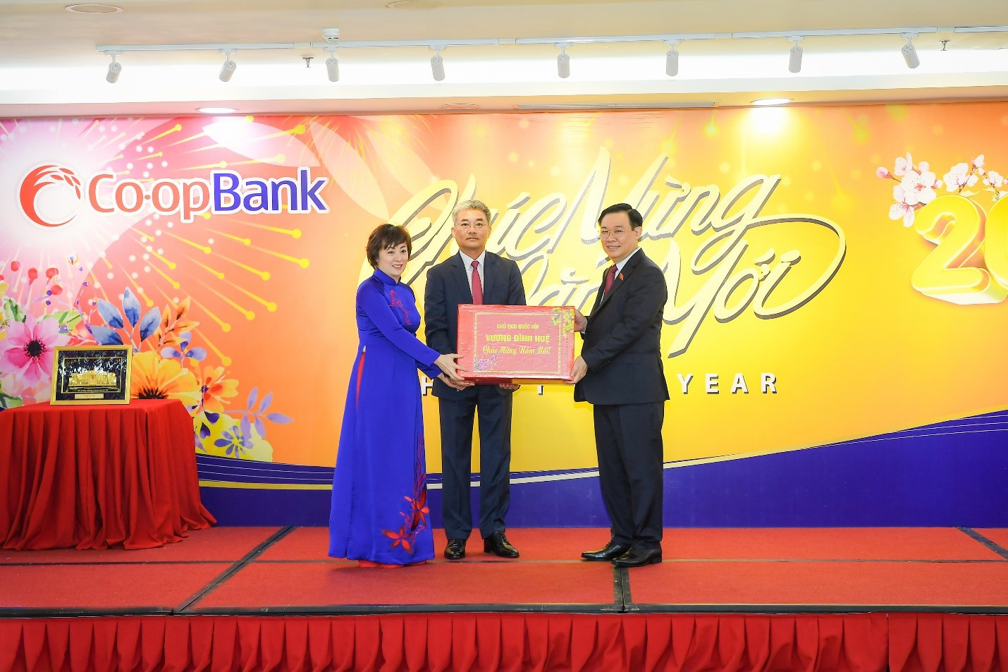 Đồng chí Vương Đình Huệ - Ủy viên Bộ chính trị, Chủ tịch Quốc hội chúc Tếtp/Co-opBank