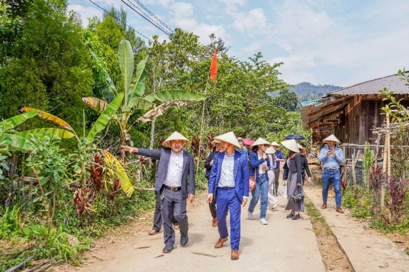 Ông Lê Hoàng Linh (trái) giới thiệu đoàn về Xã Tr’hy và các khu vực sản xuất nông nghiệp.