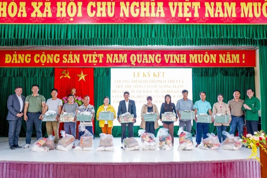 Trao tặng những phần quà đến 10 hộ gia đình có hoàn cảnh đặc biệt tại địa phương.