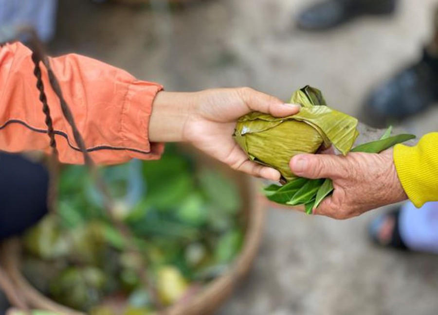 Người dân dùng lá để mua đồ, cùng cầu mong sức khỏe, bình an và cuộc sống ấm no, hạnh phúc. Ảnh: Internet