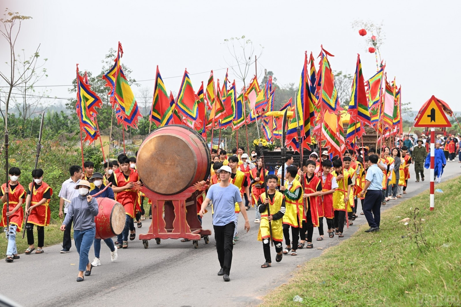 Tương truyền, để rèn luyện quân sĩ, Thiều Hoa Công chúa sáng lập ra việc đẽo gốc tre thành hình tròn (quả to gọi là phết, nhỏ hơn gọi là quả chúi), chia quân ra để đánh phết. Theo đó, hai bên (thanh niên, trai tráng trong làng) sẽ thi thố tài năng, tìm cách cướp và đưa quả phết (hoặc chúi) ra khỏi phạm vi quy định để giành phần thắng.