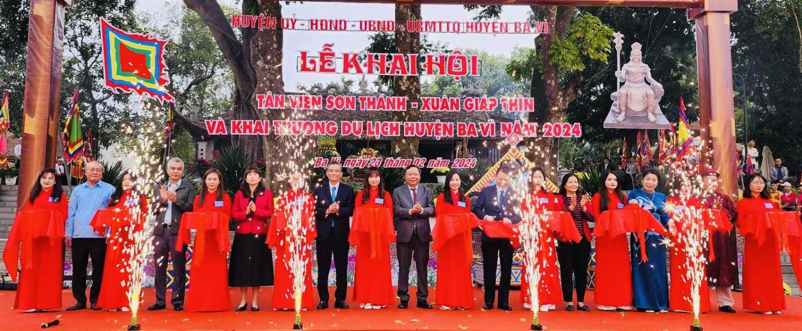 Các đại biểu cắt băng khai trương du lịch huyện Ba Vì năm 2024