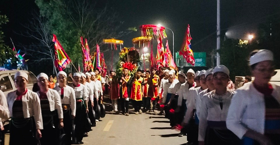 Theo truyền thống, vào giờ Tí ngày 12 tháng Giêng, bà con xã Minh Quang sẽ chọn hai nam thanh, nữ tú của làng, chèo thuyền ra giữa dòng sông Đà, lấy nước rước về Đền để tỏ lòng thành kính dâng Đức Thánh Tản Viên