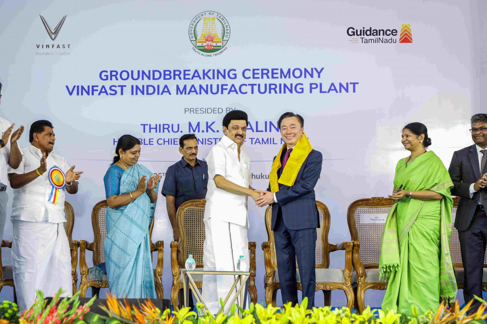 Thủ hiến bang Tamil Nadu, ông M.K. Stalin chúc mừng Tổng Giám đốc VinFast Ấn Độ, ông Phạm Sanh Châu trong buổi lễ động thổ nhà máy VinFast.