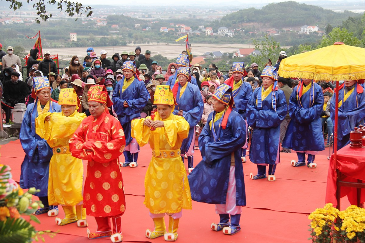 Màn Lễ tế Vua Thần Nông cùng các chư thần cầu mưa thuận, gió hòa, mùa màng tốt tươi của Hội người cao tuổi thôn Lịch Sơn, xã Cẩm Lý