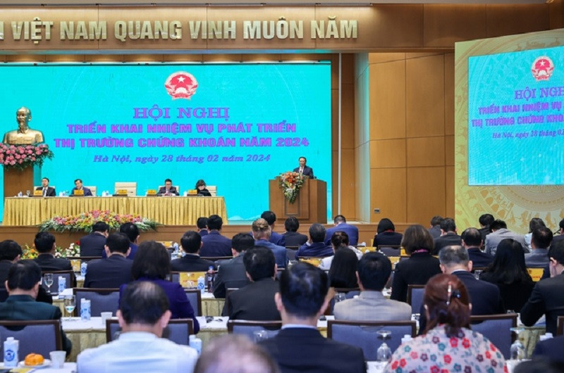 Thủ tướng chỉ đạo, giao nhiệm vụ giải quyết các điểm còn vướng mắc để nâng hạng từ thị trường cận biên lên thị trường mới nổi. (Ảnh: VGP/Nhật Bắc)