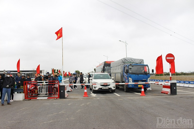 Hành khách và phương tiện chờ giờ để lên phà