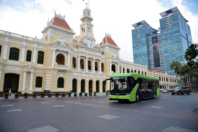 Dự án chuyển đổi xe xăng sang xe điện được thí điểm từ Vinbus tại TP HCM đang đặt ra nhiều kỳ vọng dẫn đầu thu hút tư nhân vào phát triển xanh