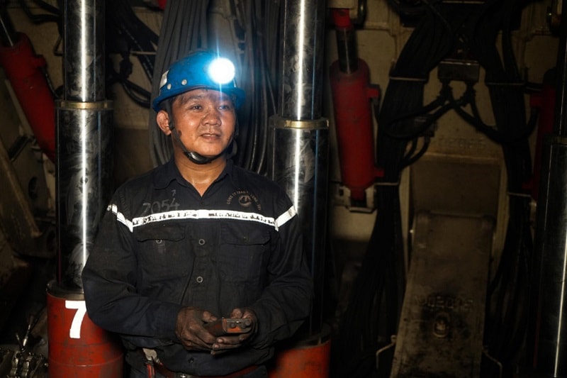 Công nhân điều khiển hệ thống giàn chống trong lò chợ (Ảnh: Báo Quảng Ninh)