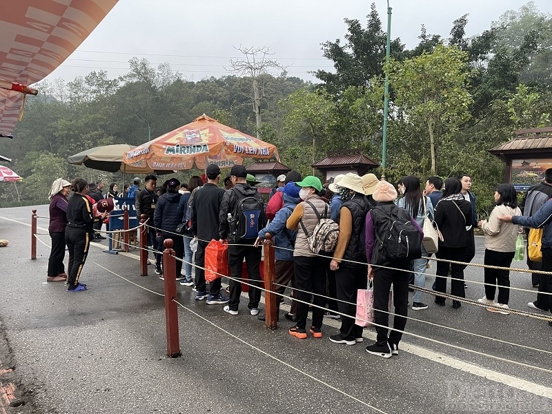 Du khách đến thăm quan, vãn cảnh tại Khu di tích Yên Tử dịp đầu xuân năm mới