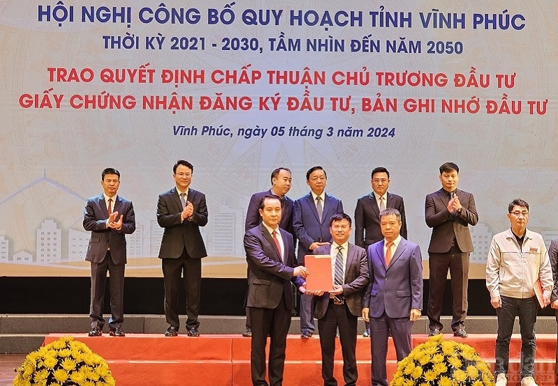 Tỉnh Vĩnh Phúc trao giấy chứng nhận đầu tư cho dự án hạ tầng KCN Phúc Yên