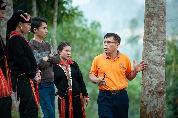 Cán bộ Vinasamex đào tạo bà con nông dân trồng và thu hoạch hồi Organic.