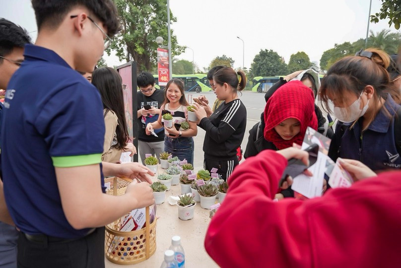 Hấp dẫn hơn, khách hàng sau khi check-in với cụm trang trí đăng lên mạng xã hội để lan tỏa thông điệp di chuyển xanh sẽ nhận được nhiều quà tặng từ VinBus như cây xanh, voucher mua sắm tại TTTM Vincom….