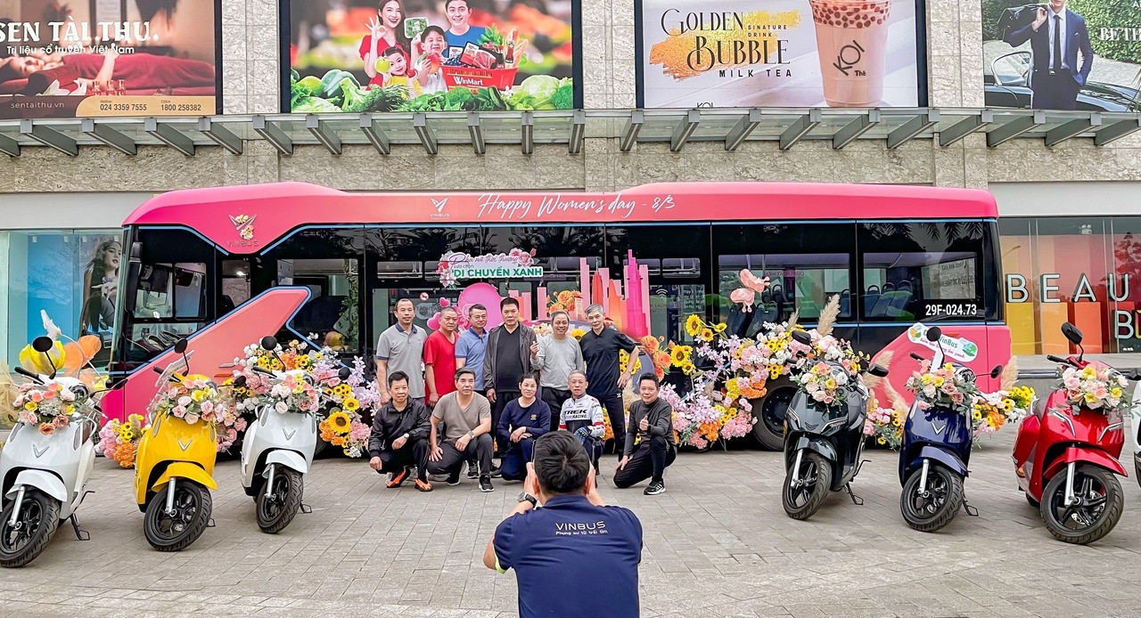 Chương trình tặng quà thú vị của VinBus nhận được sự hưởng ứng nhiệt tình từ cánh mày râu với mục tiêu lan tỏa tinh thần di chuyển xanh - mang quà về cho vợ.