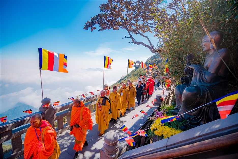 Hàng trăm chư tôn đức, hòa thượng, tăng ni cũng đã thiền hành dọc theo con đường La Hán trong quần thể văn hóa tâm linh Fansipan.