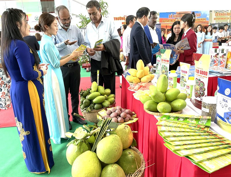 Doanh nghiệp, nhà đầu tư Ấn Độ tham quan các gian hàng trưng bày sản phẩm đặc trưng của tỉnh Vĩnh Long trong khuôn khổ Hội nghị thúc đẩy quan hệ hợp tác đầu tư, thương mại với doanh nghiệp Ấn Độ ngày 5/3/2024