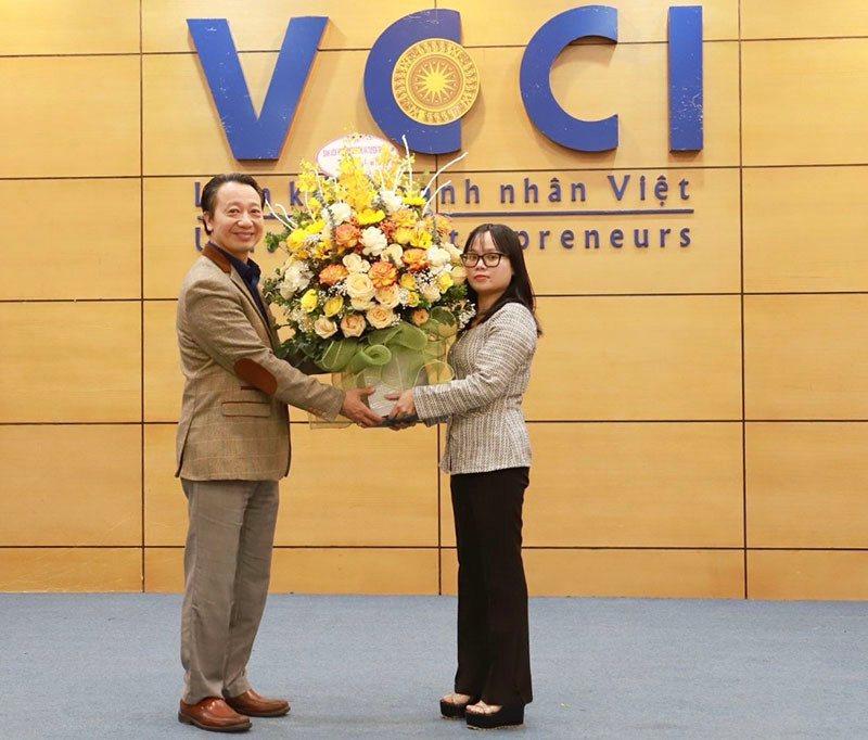 Đại diện Viện Báo chí - Truyền thông tặng hoa lãnh đạo VCCI và các ban chuyên môn