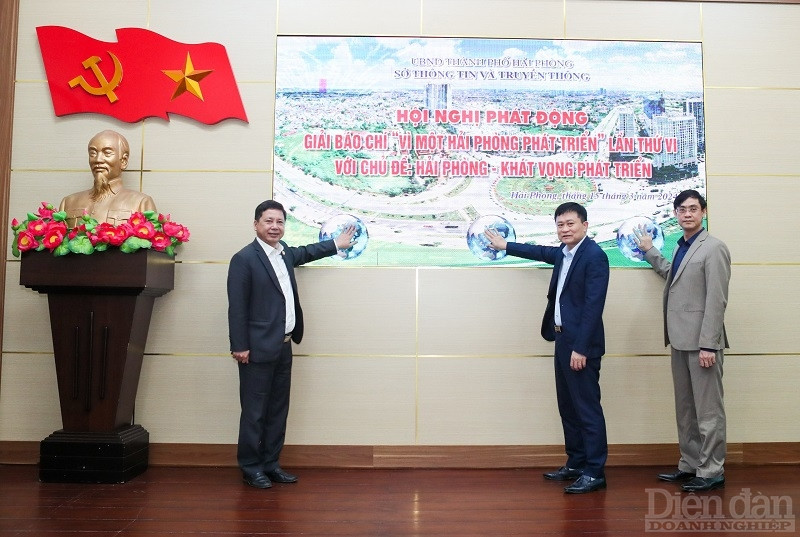 Các đại biểu bấm nút phát động Giải báo chí “Vì một Hải Phòng phát triển” lần thứ VI