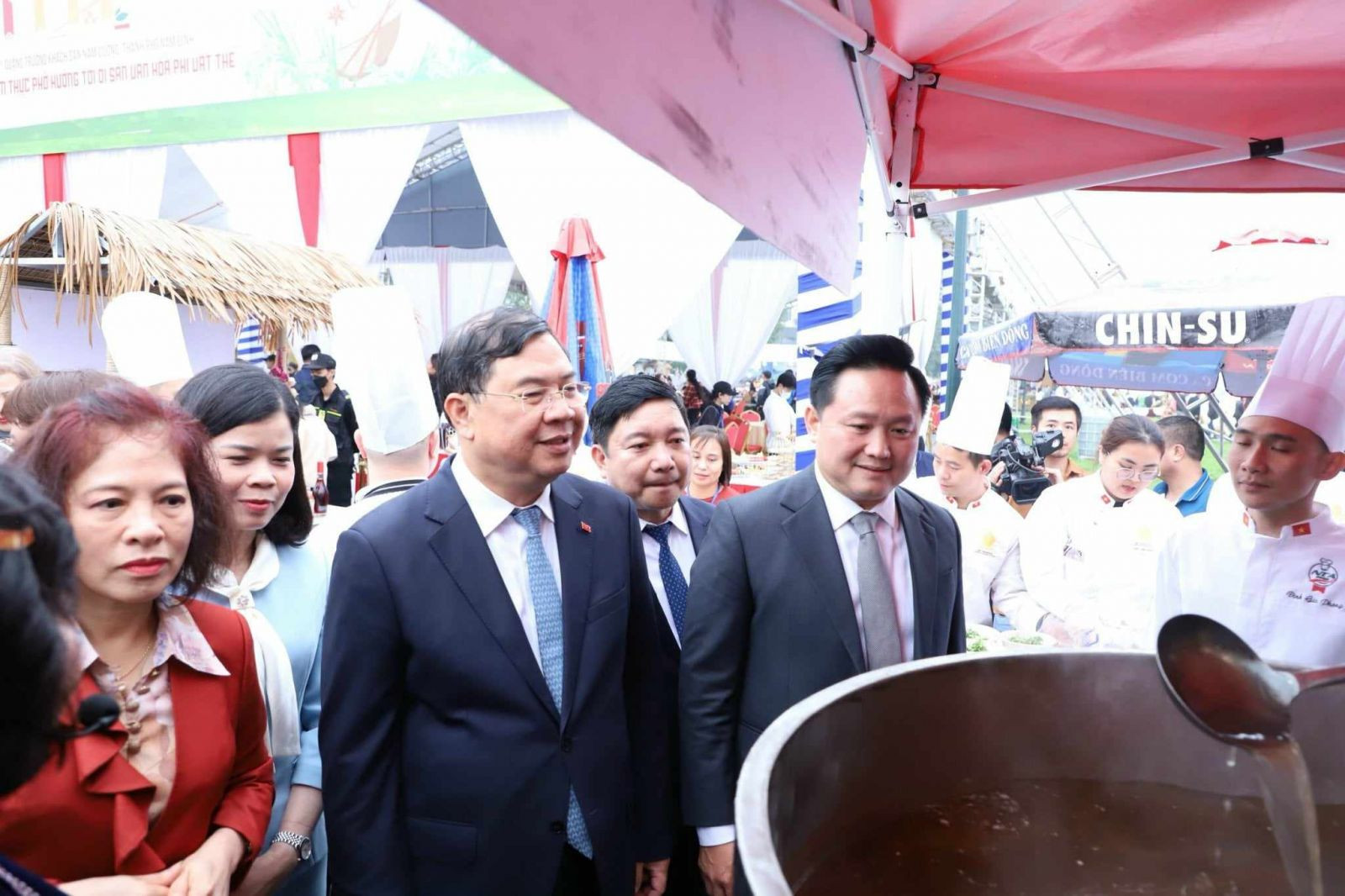 Ông Phạm Gia Túc, Bí thư Tỉnh Nam Định cùng tham quan các gian hàng tại Festival Phở 2024.