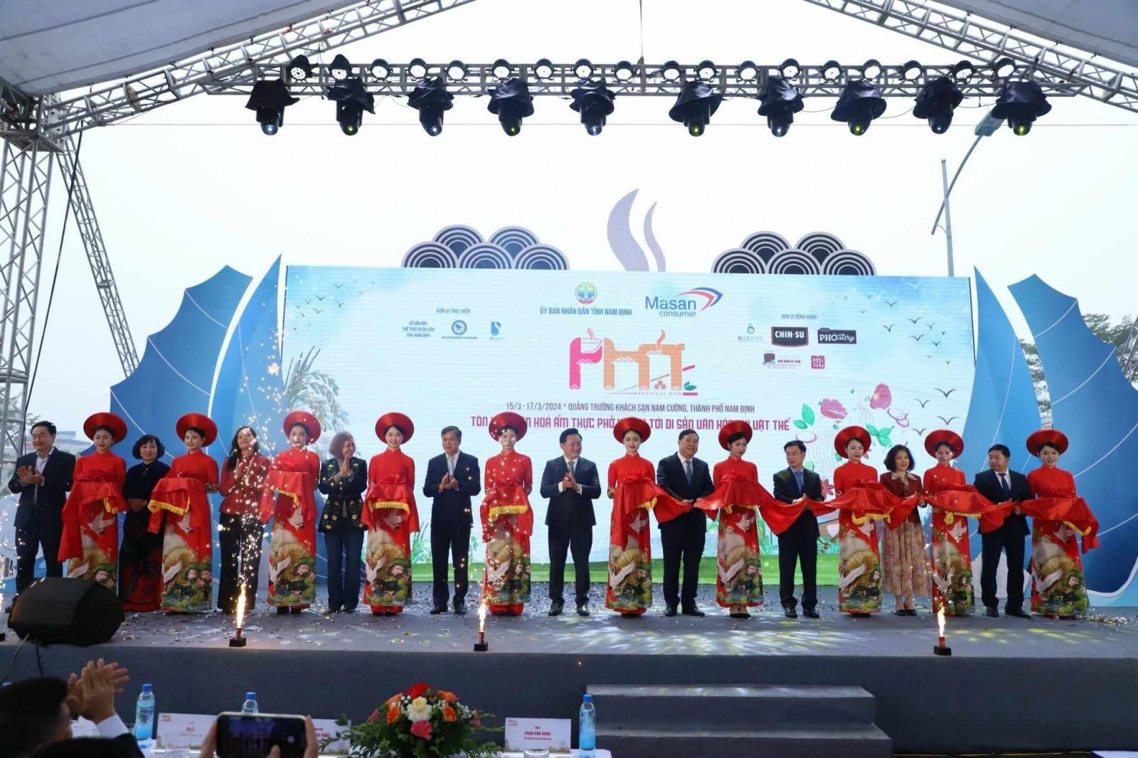 Các đại biểu cắt băng khai mạc Festival Phở 2024.